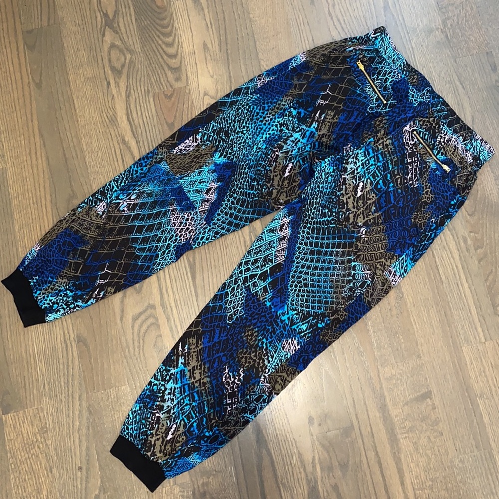 Super Cute Pants 💙🖤✨ - Picture 4 of 5